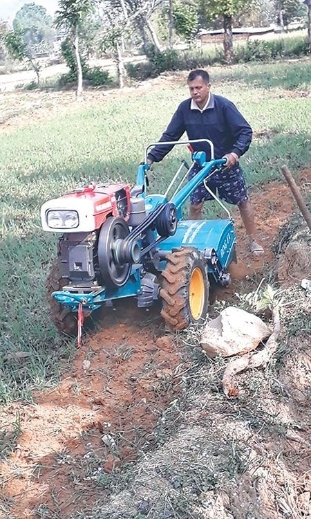 पर्वतका कृषकहरु गोरु बेचेर हलो किन्दै