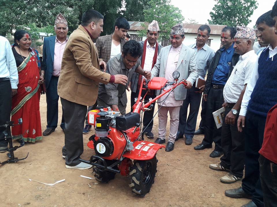 फलेवासका कृषकलाई व्यवसायिक बनाउन आवश्यक उपकरण  बितरण