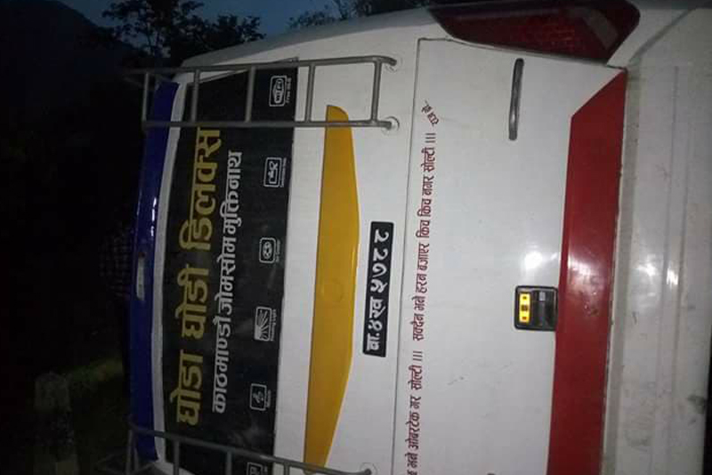 पर्वतको कुश्मामा बस दुर्घटना