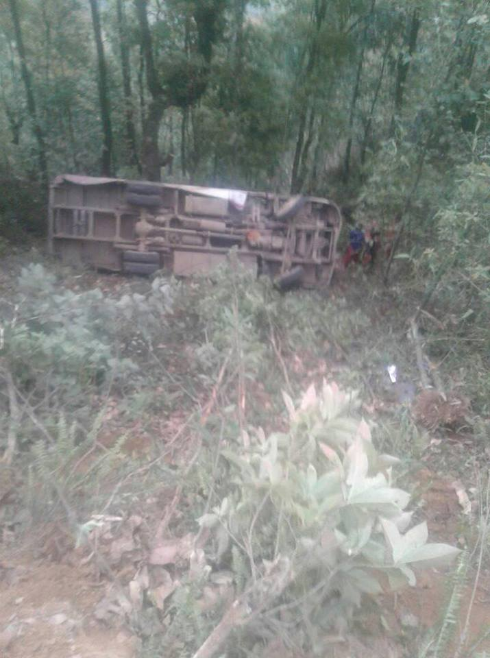 पर्वतमा बस दुर्घटना - २८ जना घाइते