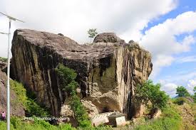 महाशिलाको स्परुपलाई बिगारेर मुर्ती कुद्न थालिएको भन्दै सामाजिक सन्जालमा व्यापक आलोचना