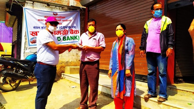 जलजलाका किसानले उत्पादन गरेको तरकारी कुश्मालाई सहयोग, गाउँपालिका अध्यक्ष मल्लले दिए ब्यक्तिगत ३० हजार