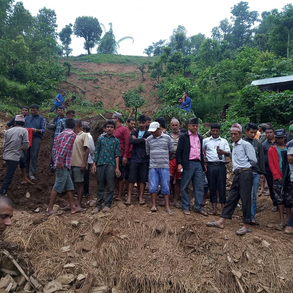पर्वतको विहादी र कुश्मामा पहिरोका कारण चार घरमा क्षति