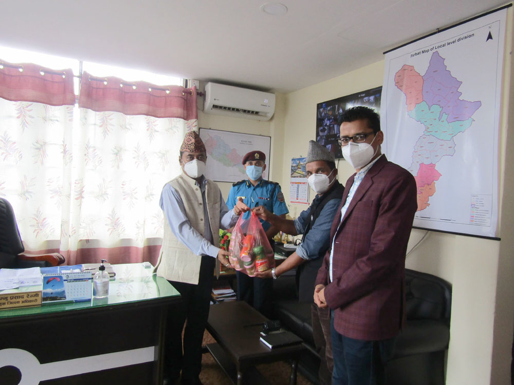 पर्वतमा कोरोनाका बिरामीलाई  रोग प्रतिरोधात्मक आर्युवेदीक औषधी वितरण