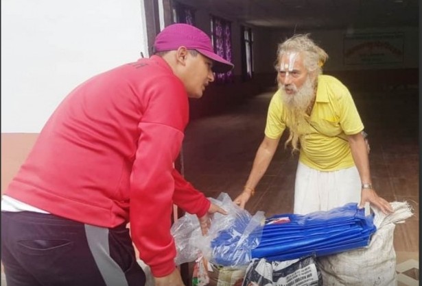 जलजला गाउँपालिका अध्यक्ष राहात बोकेर बिहानै पुगे बाढीले बगाएको राममन्दिरका साँधुलाई भेट्न