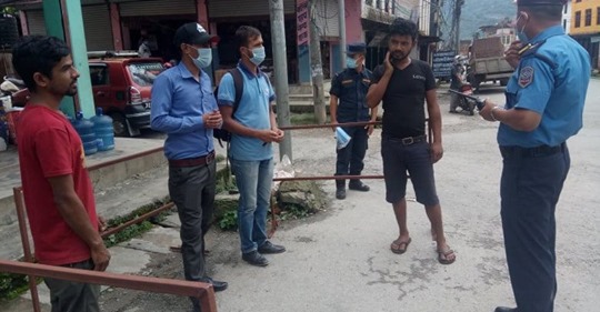 पर्वत : मास्क नलगाई हिँड्ने ७२ जनालाई ठाउँको ठाउँ कार्बाही
