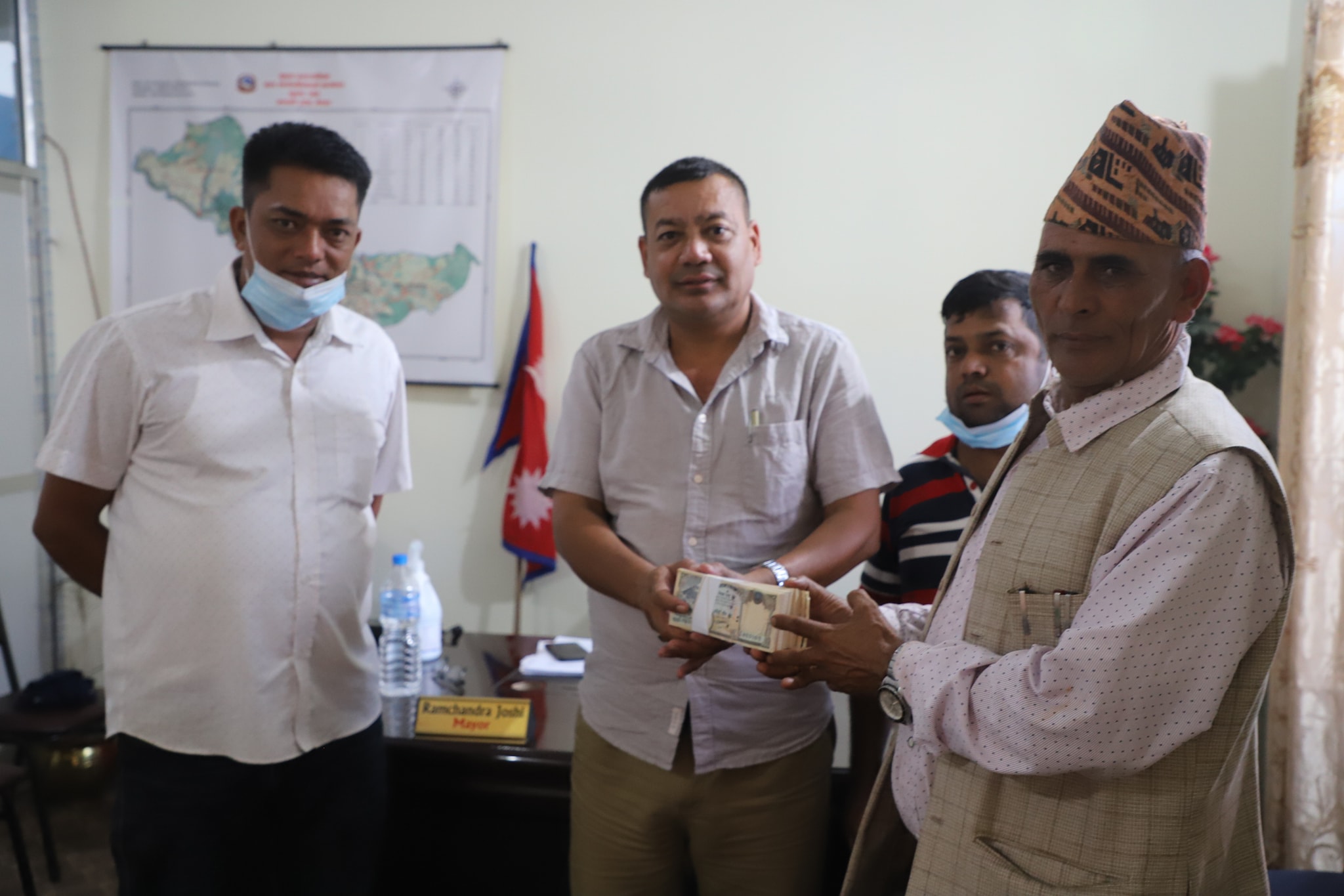 पर्बत वेलफेर सोसाइटी युकेद्वारा रकम हस्तान्तरण