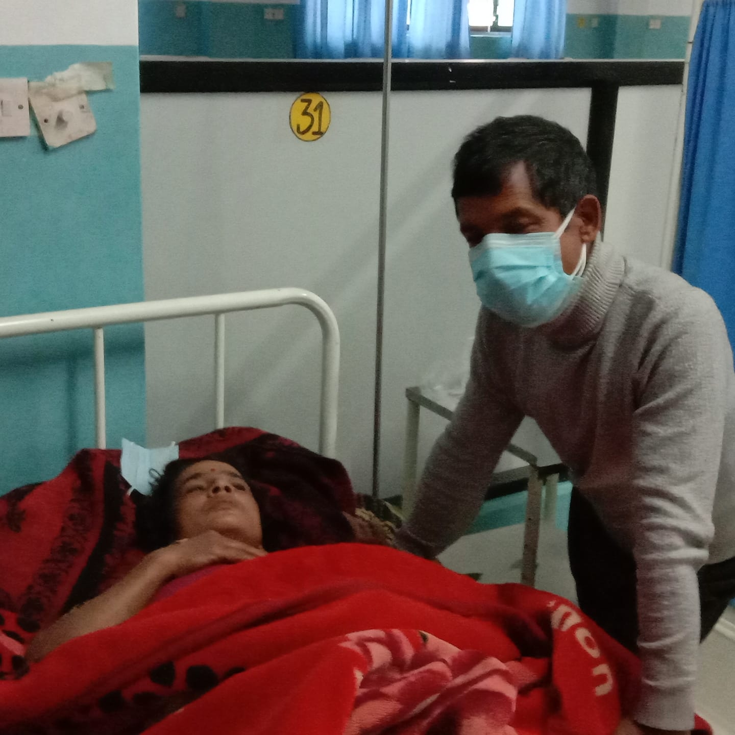 अस्पतालमा उपचाररत लक्ष्मीलाई गास काटेर सहयोग जुटाईँदै