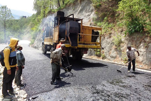 मध्यपहाडी लोकमार्गमा कालोपत्र बिच्छाउन शुरु