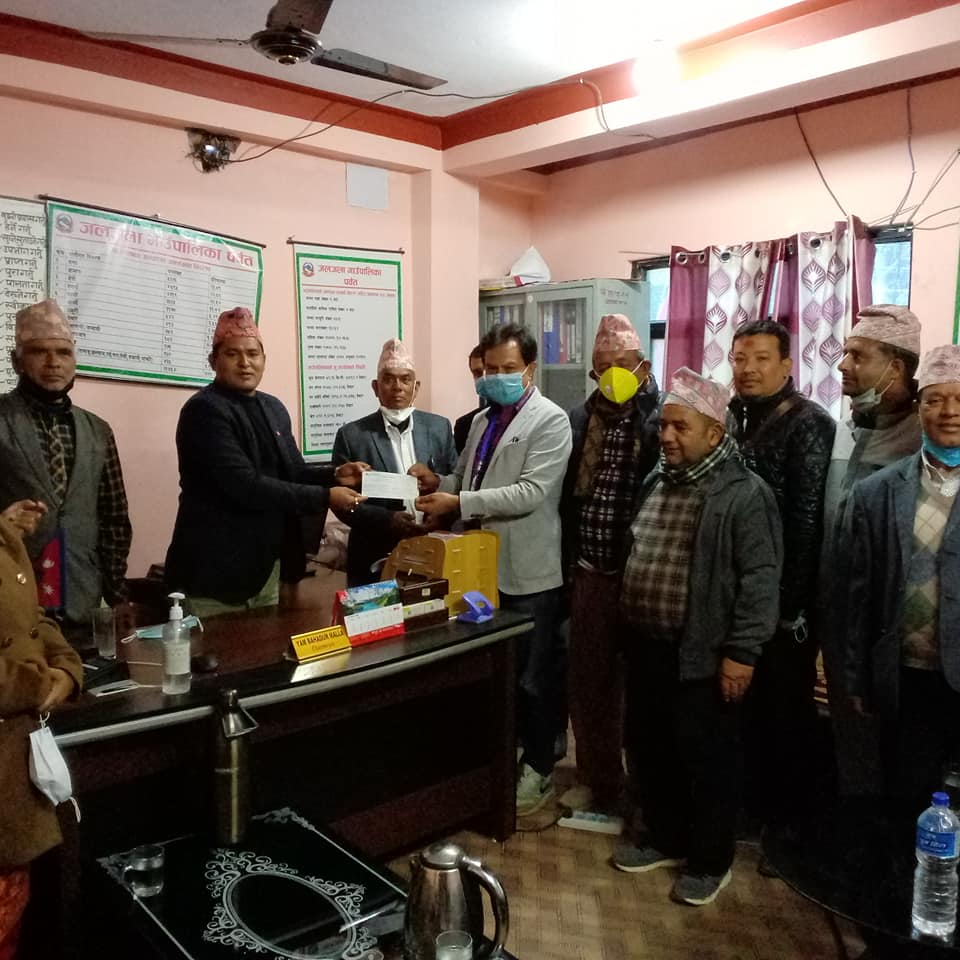 विपी स्मृति भवन लाई जलजला गाउँपालिकाद्धारा १८ लाख सहयोग