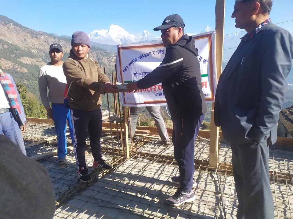 पर्वतको दुर्लुङका पहिरो पीडितलाई घर निर्माणका लागि दोस्रो किस्ताको रकम बितरण