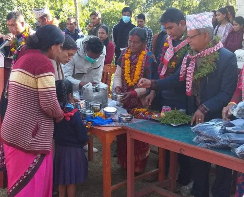 मोदीका प्रमुख प्रसाशकीय अधिकृतद्धारा विद्यार्थीलाई टिफिन र शैक्षिक सामाग्री वितरण