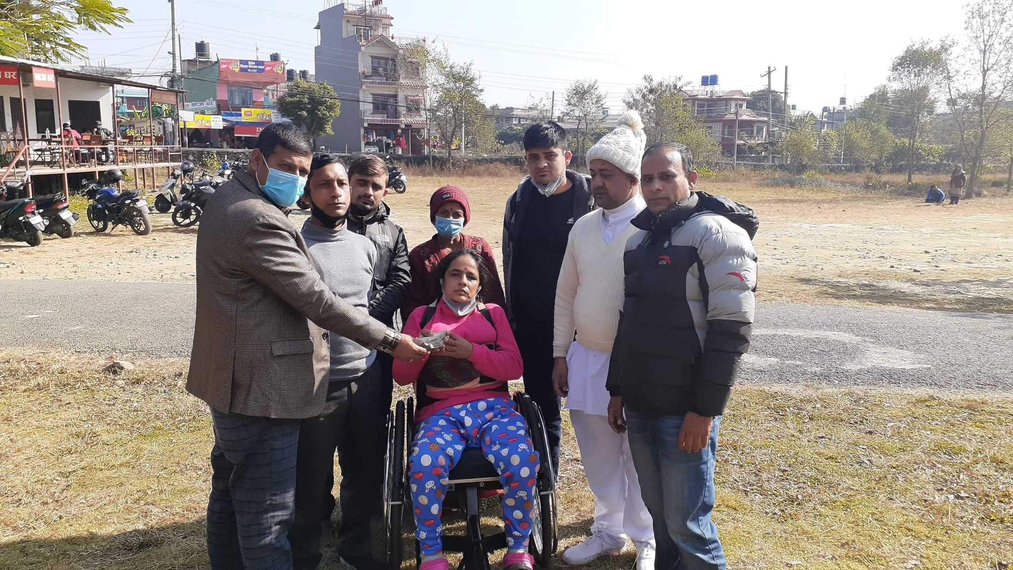 लक्ष्मी तिवारीलाई रामप्रसाद भुसालद्धारा सहयोग हस्तान्तरण