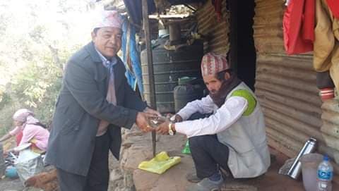क्यान्सर पीडित मिमवहादुरलाई आर्थिक सहयोग हस्तान्तरण, देशबिदेशमा रहेका व्याक्तिहरुलाई सहयोग गर्न अनुरोध