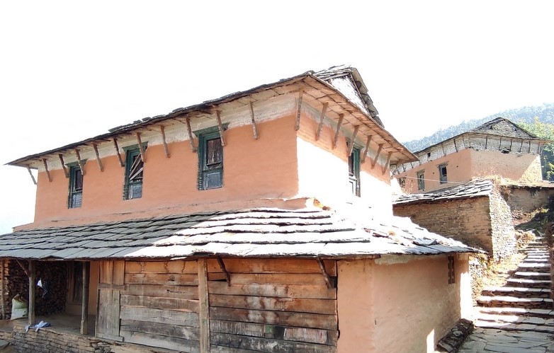 पर्यटक लोभ्याउने चित्रेका ढुंगेघर