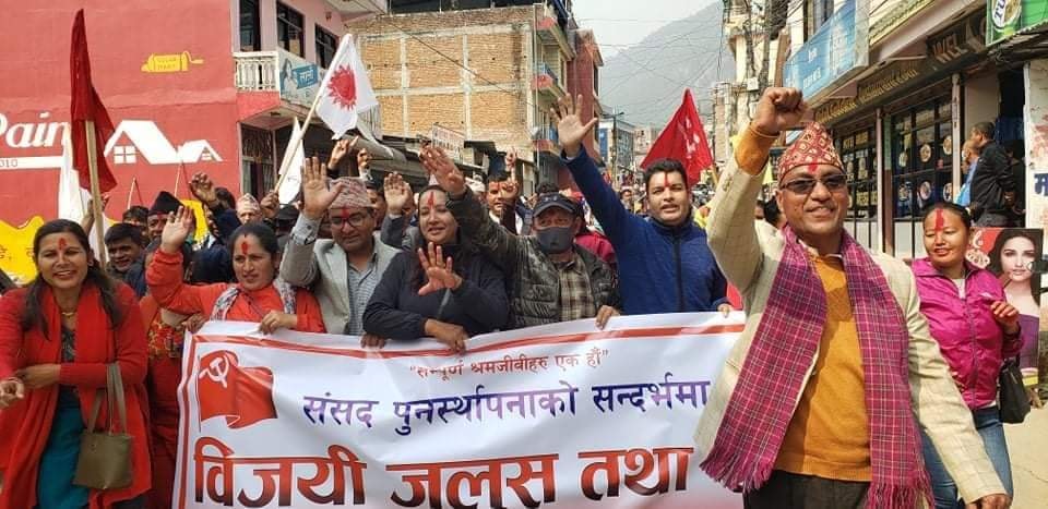 एकथरि संसद पुनस्र्थापनाको स्वागतमा, अर्को थरि ओलीको बचाउमा