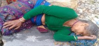 कालीगण्डकीमा बग्दै गरेकी वृद्धालाई मलामीले बचाए