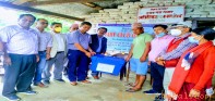 पर्वतको दुर्लुङका पहिरोपिडित र जोखिममा परेका व्यक्तिलाई सहयोग हस्तान्तरण