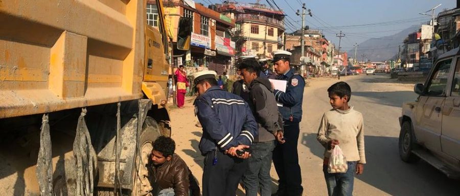 सवारी चेकजाँचमा कडाई गदै पर्वत ट्राफिक प्रहरी