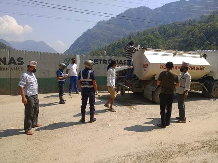 जलजला गाउँपालिकामा कोरोना रोकथामका लागि क्लोरिन स्प्रे छर्कियो