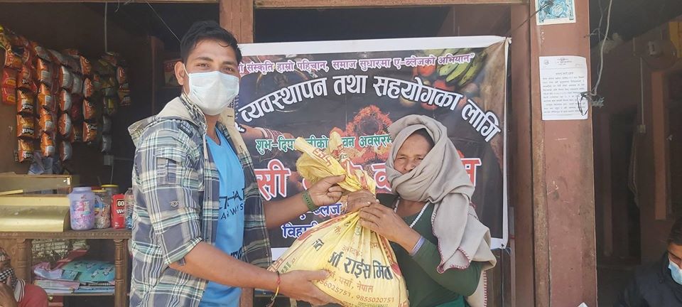 ए–व्लेज युवा क्लवद्धारा बाच्छाका विपन्न परिवारलाई खाद्यान्न वितरण